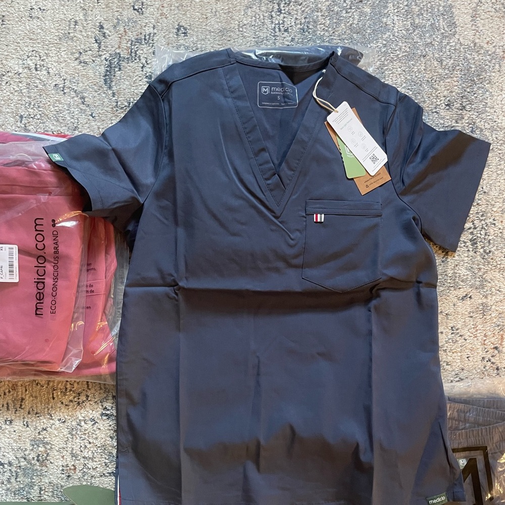 NWT Mediclo scrub top